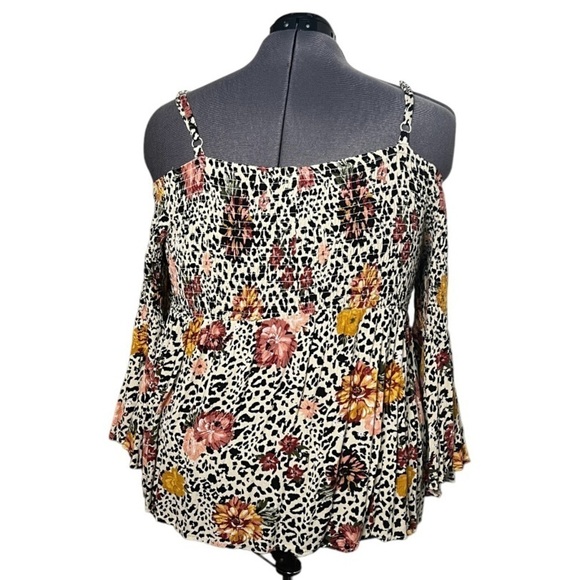 Torrid Babydoll Crinkle Gauze Smocked Cold Shoulder Top (Size 2) - Picture 3 of 4